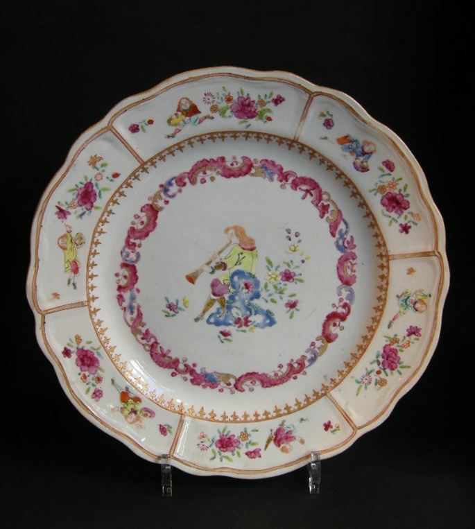 Chinese export dish with a Flutist and six figures european on the rim | MasterArt